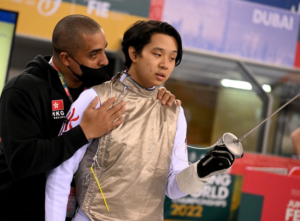 蔡孝锐(右)同样未能晋身世青赛男花个人赛16强。国际剑联facebook图片