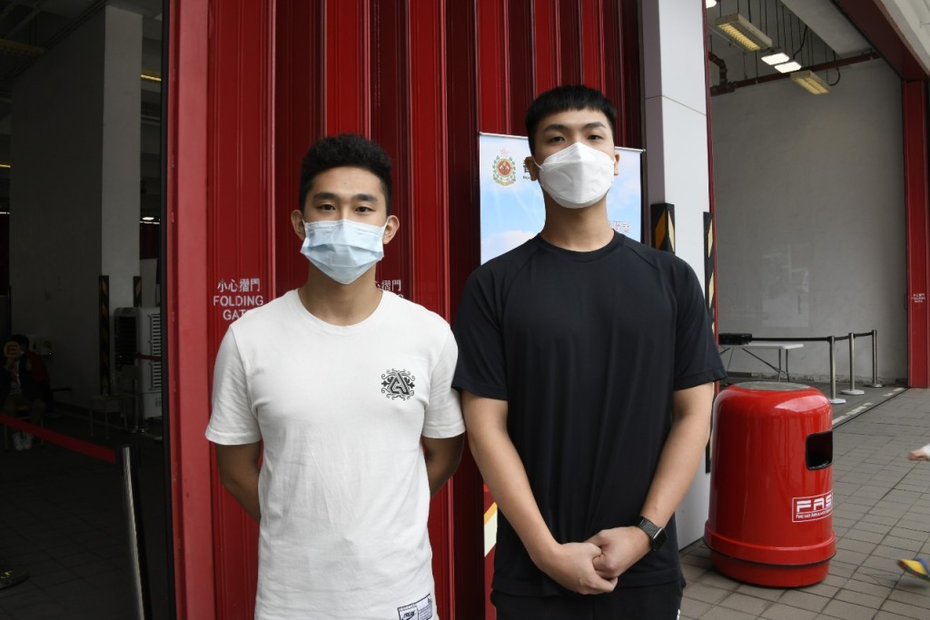 陈先生(左)表示成为消防员是自小的梦想。