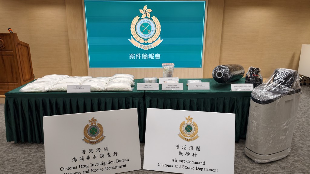 海關展示有關證物。黃文威攝