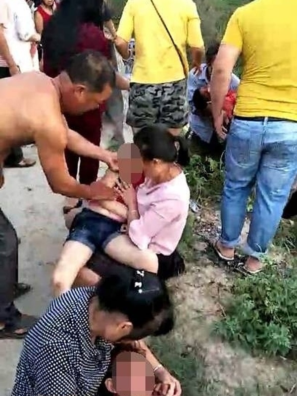 多名学生被抛出车外，倒在血泊中。