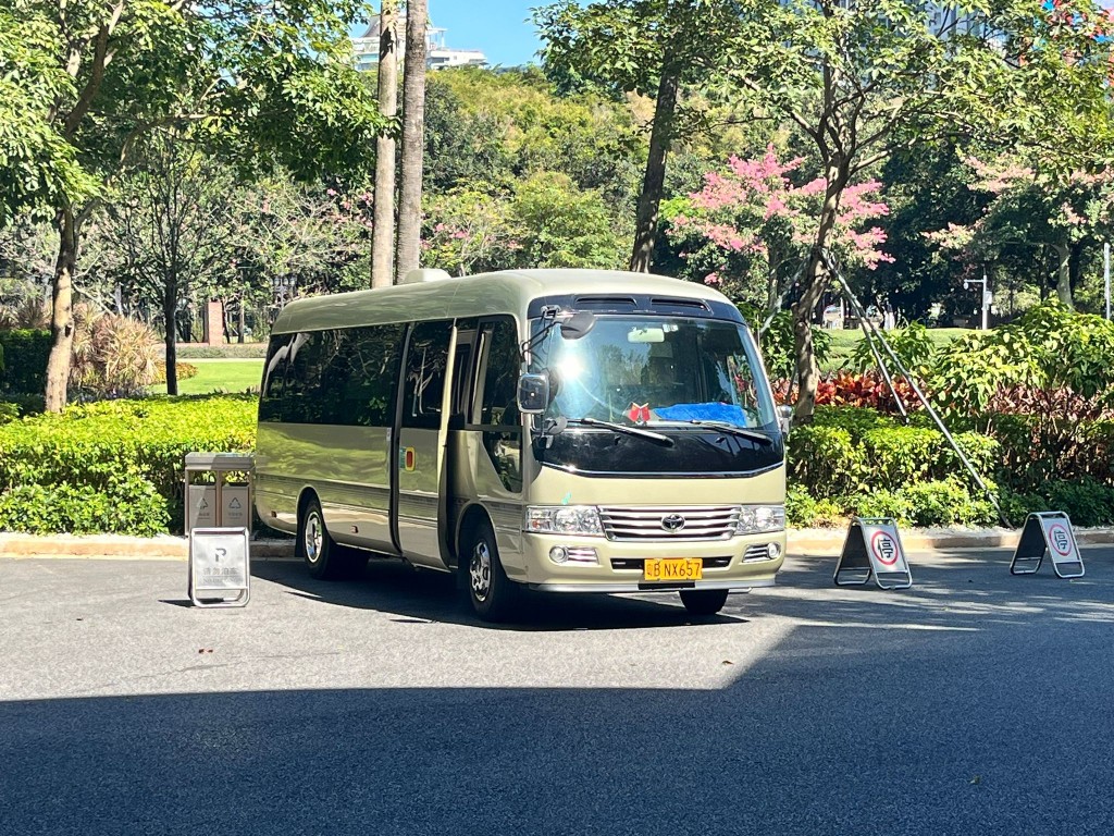 夏寶龍中午約12時乘坐專車離開。黃子龍攝