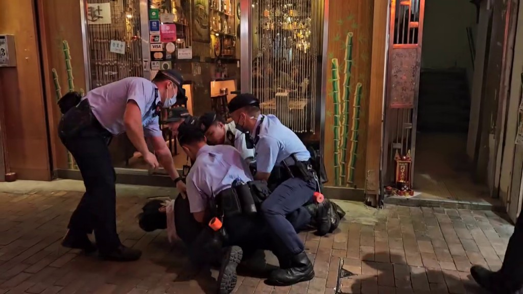 一名警员不断大喊「摆佢落地！摆佢落地！」。香港突发事故报料区FB