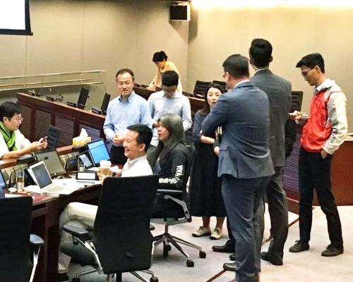 多名民主派議員包圍「長毛」阻擋保安帶走他。