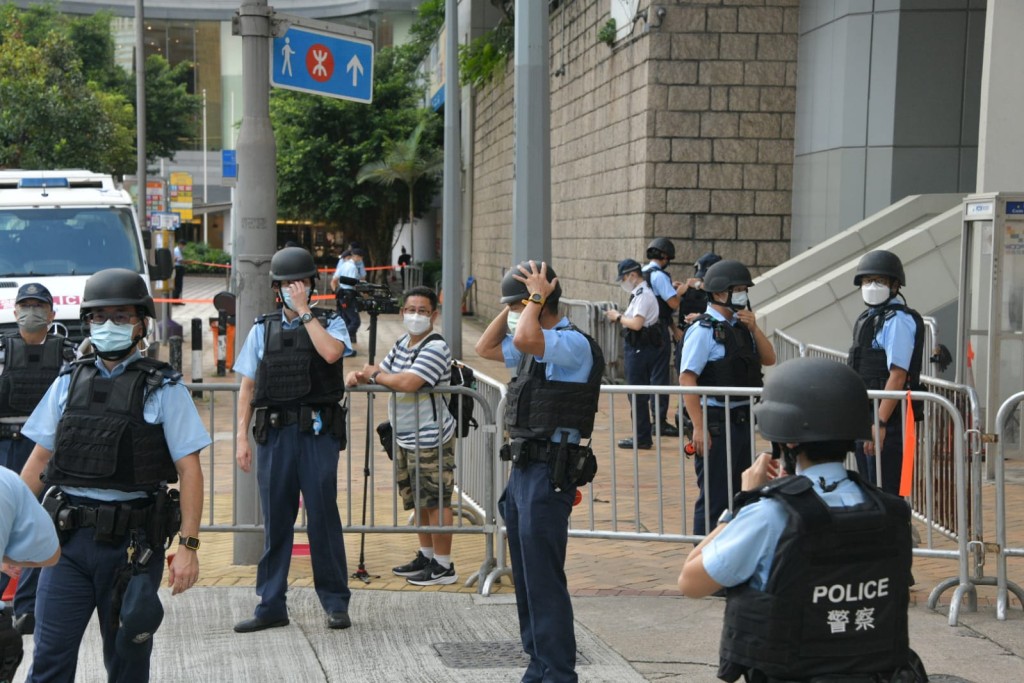 大批警員在法院戒備。伍明輝攝