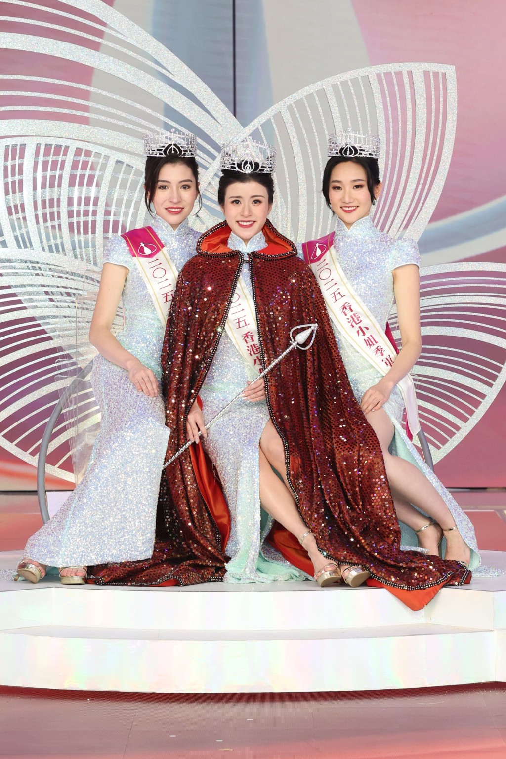 香港小姐2025三甲分別是：冠軍陳詠詩（中）、亞軍施宇琪（左）季軍袁文靜（右）。 