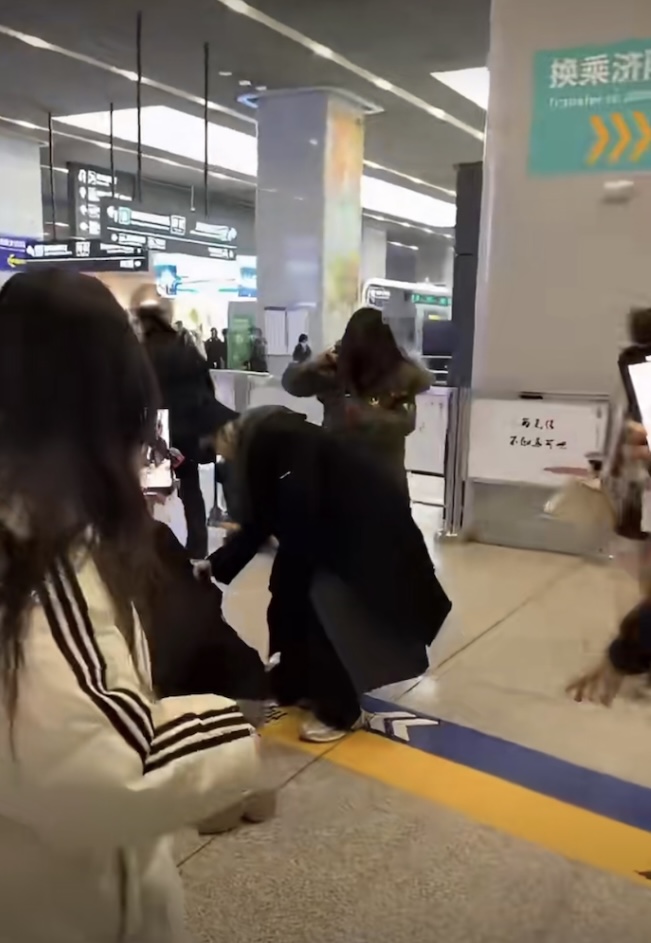 女生跌在地上,靈超未即時放手。 女生跌在地上,靈超未即時放手。