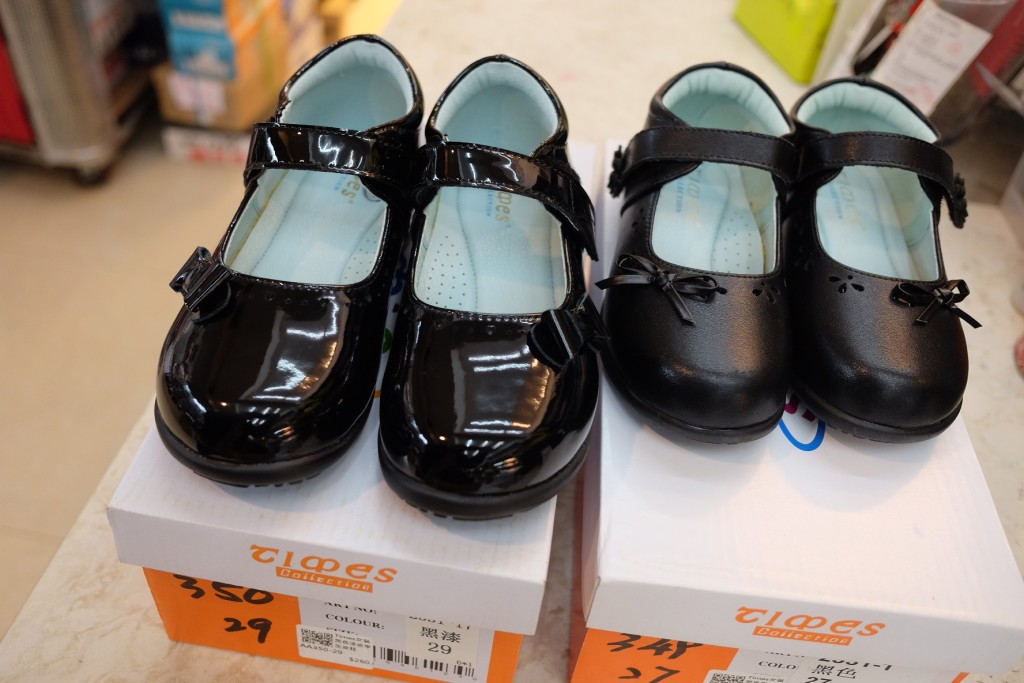 基層學童可憑波鞋券到指定商店換取白波鞋或黑色皮鞋。(莫家文攝)