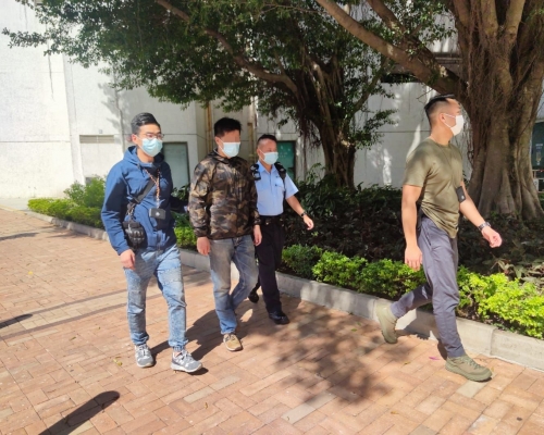 警方拘捕男戶主(迷彩衣)調查。梁國峰攝