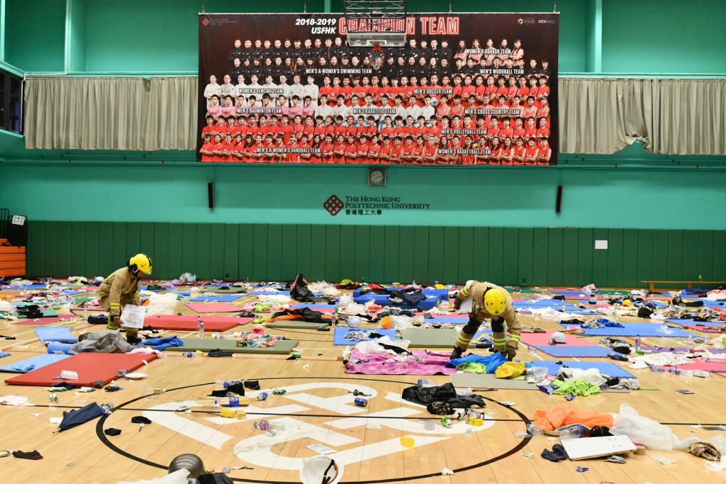 消防人员进入校园，检查是否有危险品。