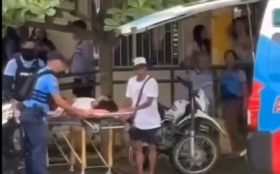 校園槍擊案中有人由擔架抬走。102.9 Sweet FM Kabankalan/FB 校園槍擊案中有人由擔架抬走。102.9 Sweet FM Kabankalan/FB