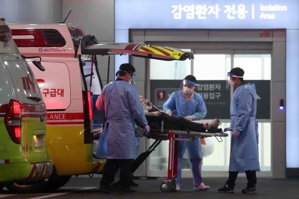 新冠病人送入南韓的醫院。
