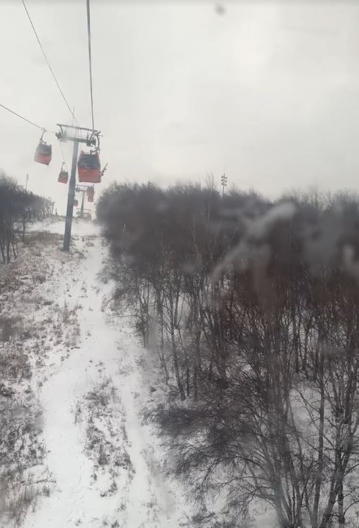 河北太舞滑雪場多名遊客在-15℃下，被困半空近1小時。影片截圖