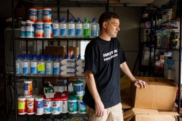 Matt以高價於 Amazon放售酒精搓手液、濕紙巾等防疫物資。 紐約時報圖片