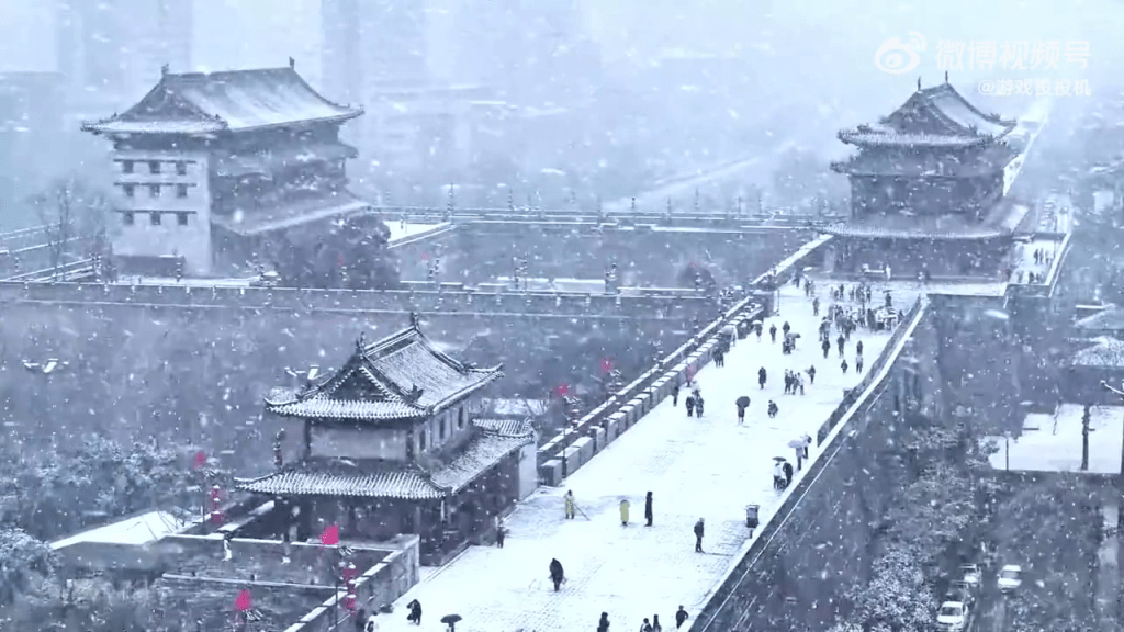 西安突降大雪，24小時內溫差20度，一天穿越冬夏兩季。 微博