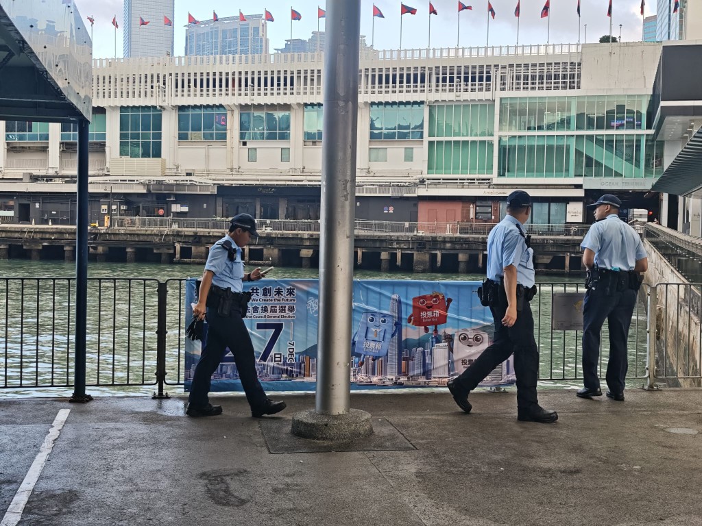 警方正調查死者身份及他墮海的原因,案件暫列作「有人墮海」處理。蔡楚輝攝 警方正調查死者身份及他墮海的原因,案件暫列作「有人墮海」處理。蔡楚輝攝