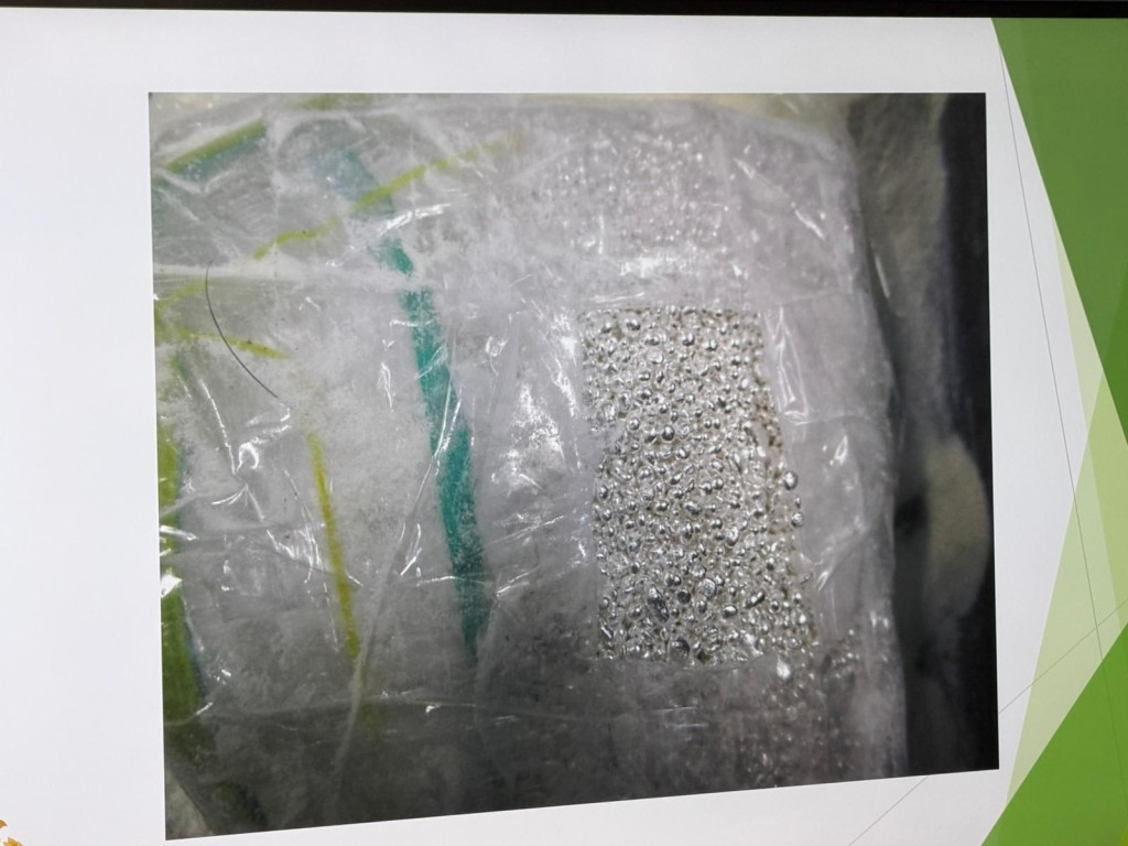 不法分子走私的白銀主要呈兩種形狀,分別是磚狀及粒狀。 不法分子走私的白銀主要呈兩種形狀,分別是磚狀及粒狀。