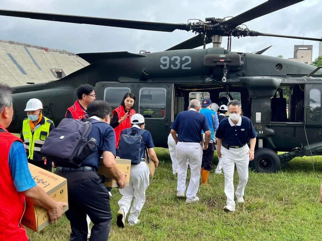 南投县政府出动直升机将物资运往灾区。南投县政府fb