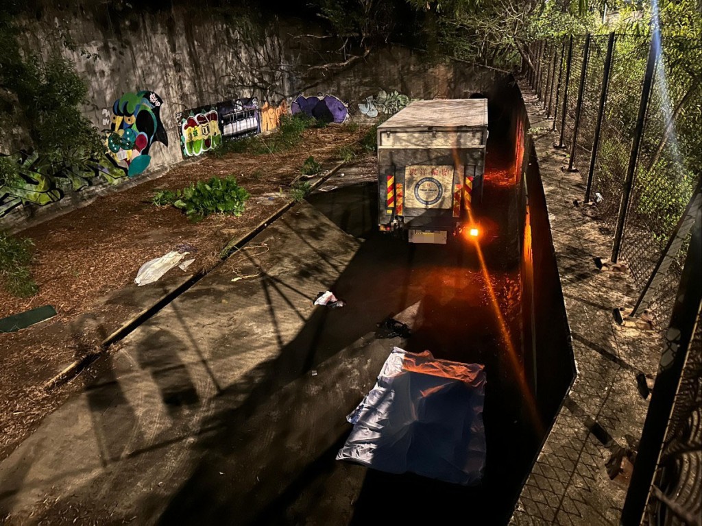 一名男子在貨車內燒炭自殺,當場不治。 一名男子在貨車內燒炭自殺,當場不治。