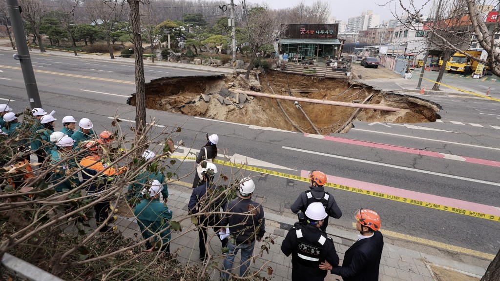 首爾江東區現天坑，鐵騎士遺體事隔17小時被尋獲。 路透社