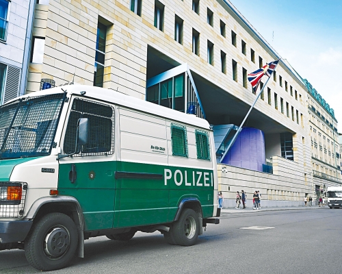 英國駐柏林大使館外周三泊有一輛警車。　