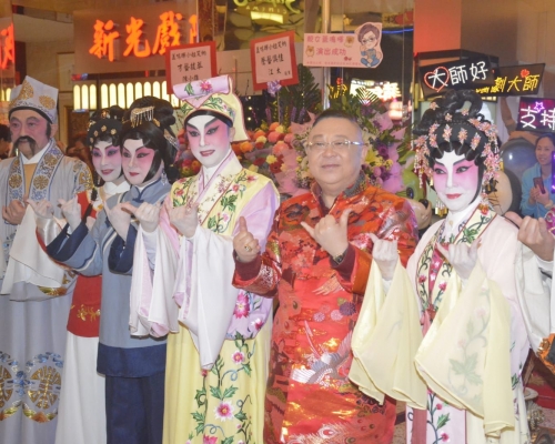 蓋鳴暉、李居明在新光戲院為新劇開鑼拜神。
