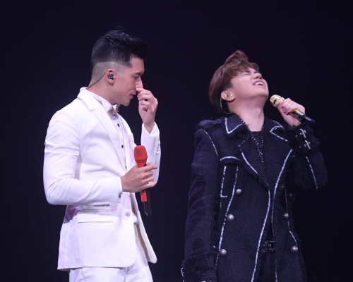 Kenny和轩仔唱到眼湿湿。