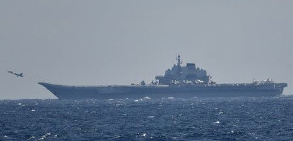 中国航母辽宁舰在冲绳县北大东岛外海进行舰载战斗机起降。日本防卫省