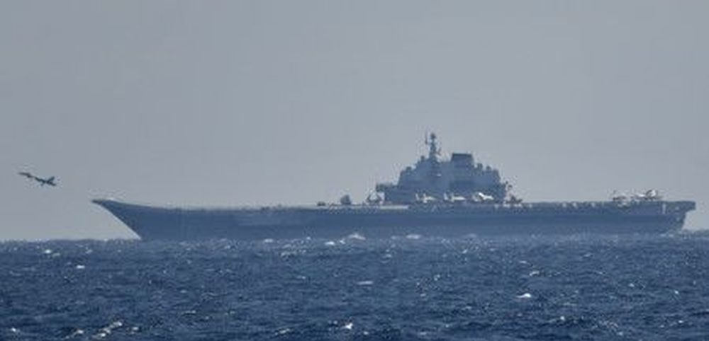 中國航母遼寧艦在沖繩縣北大東島外海進行艦載戰鬥機起降。日本防衛省