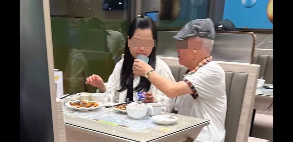 之前有网民见到何伯、何太在茶餐厅开餐，二人当时为《东张西望》拍摄。