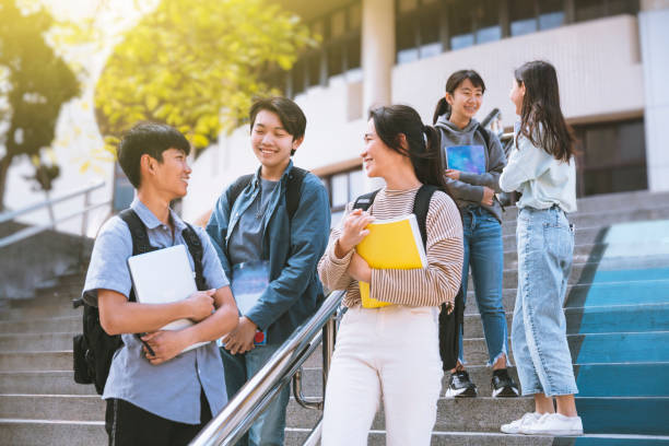 有选择性缄默症的孩子可能在家中能与家人无障碍地交流，在学校却不愿意或不能说话。