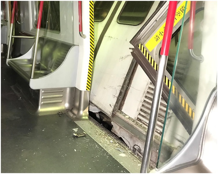 涉事列車的車廂損毀嚴重。