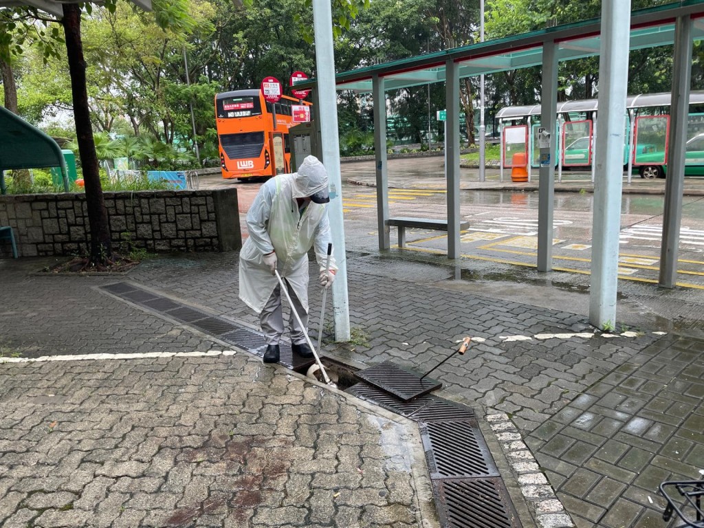 工人清理雨水渠，以防出現積水滋生蚊患。環境及生態局fb圖片