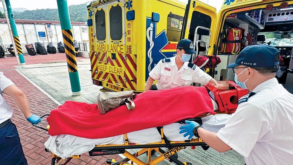 救援員將受傷女職員救出送院治理。