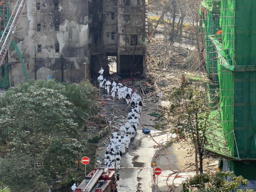 災難遇害者辨認組(DVIU)人員進入宏昌閣繼續搜索。梁國峰攝 災難遇害者辨認組(DVIU)人員進入宏昌閣繼續搜索。梁國峰攝