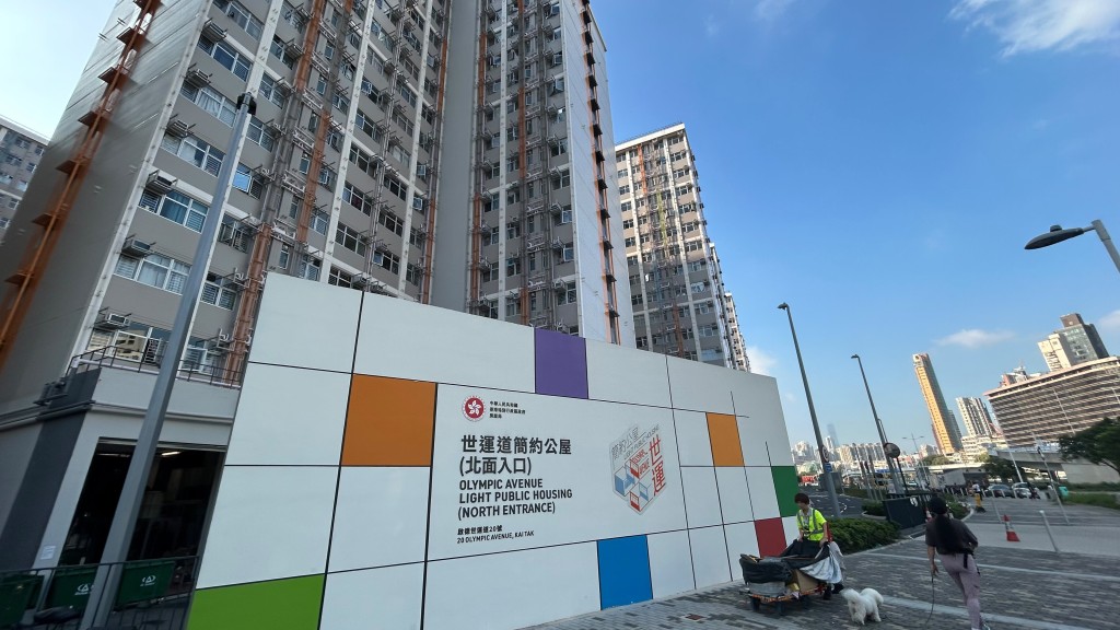啟德簡約公屋一名2歲女嬰暈倒送院。 啟德簡約公屋一名2歲女嬰暈倒送院。