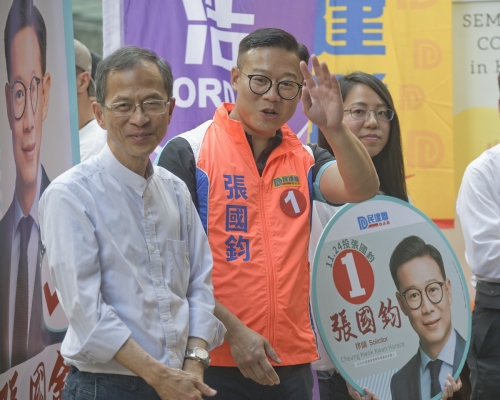 民建聯張國鈞(中)