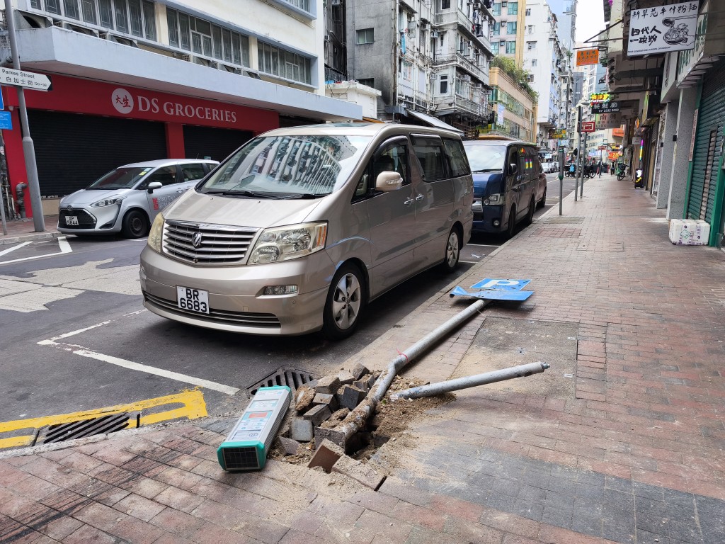 現場遺下被撞毀的咪錶和路牌，涉事車輛已被拖走。