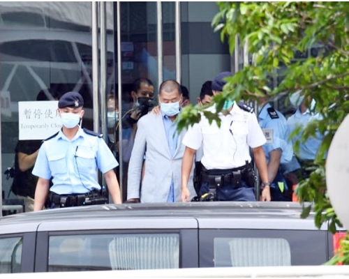 到下午1時半過後,黎智英被警員押離大樓,乘坐探員警車離開。