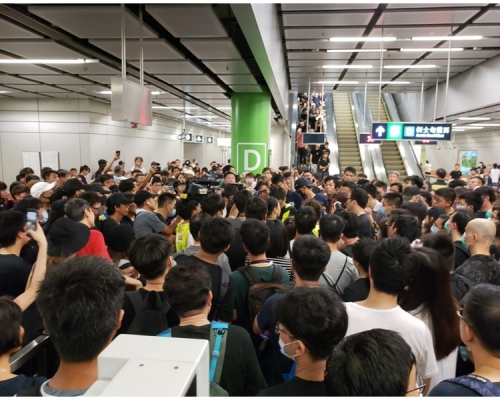 示威者包圍記者要求交出記憶卡。