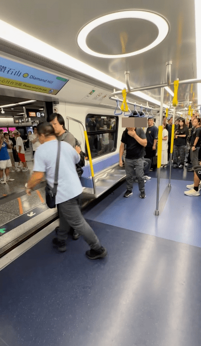 斜孭袋男先離開車廂。 斜孭袋男先離開車廂。