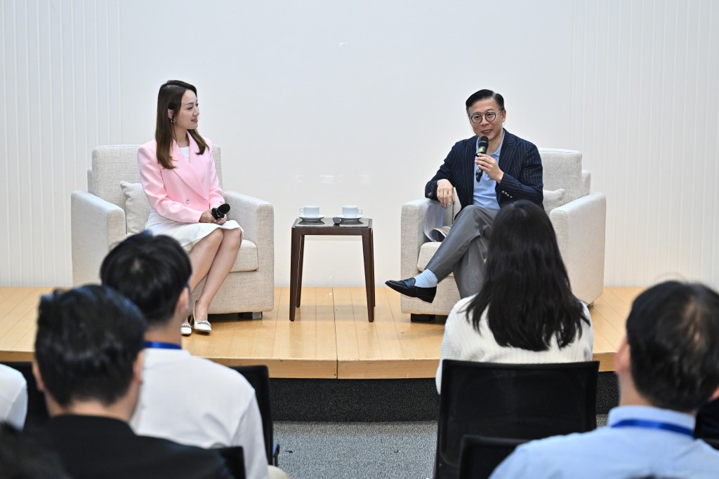 律政司副司長張國鈞（右）與著名主持及專欄作家瑪姬（左）向學員傳授傳播法治信息的教學及溝通技巧。政府新聞處