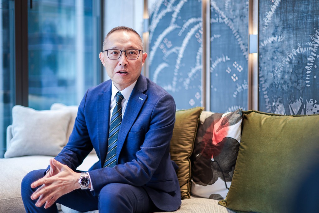 长实郭子威表示，市场对超级豪宅需求殷切，调高1亿以上单位印花税影响不大。