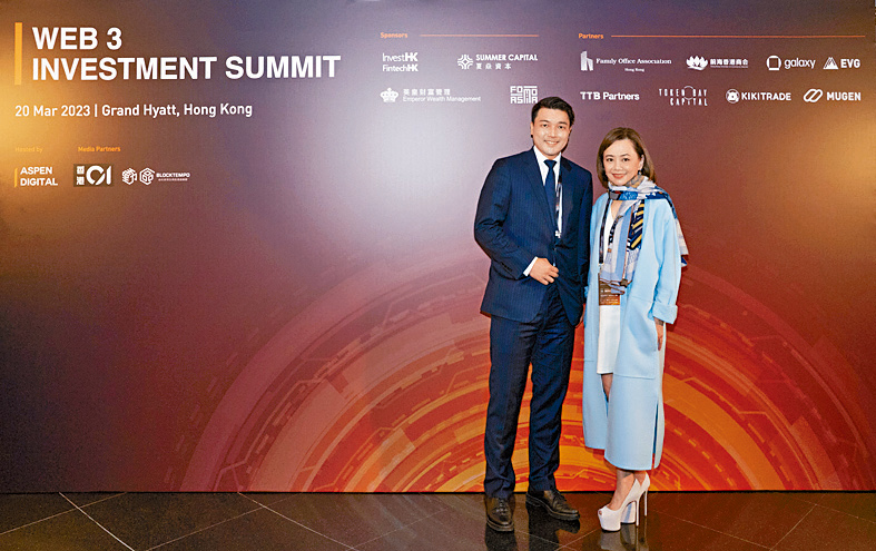 定期參與大型投資峰會，圖為英皇資本集團主席楊玳詩（右）出席峰會，緊貼市場脈搏，了解最新大市趨勢。