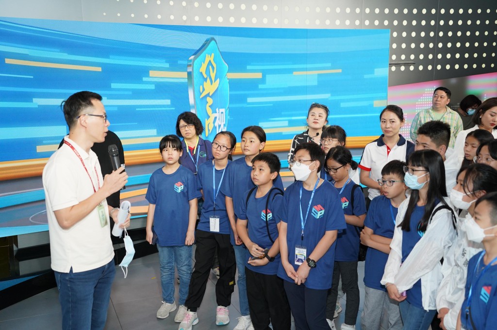 少讯剑击队参观广州国际媒体港的广州广播电视台，包括新闻演播厅、全媒体指挥调度中心、播控中心，5G技术展示区等等。