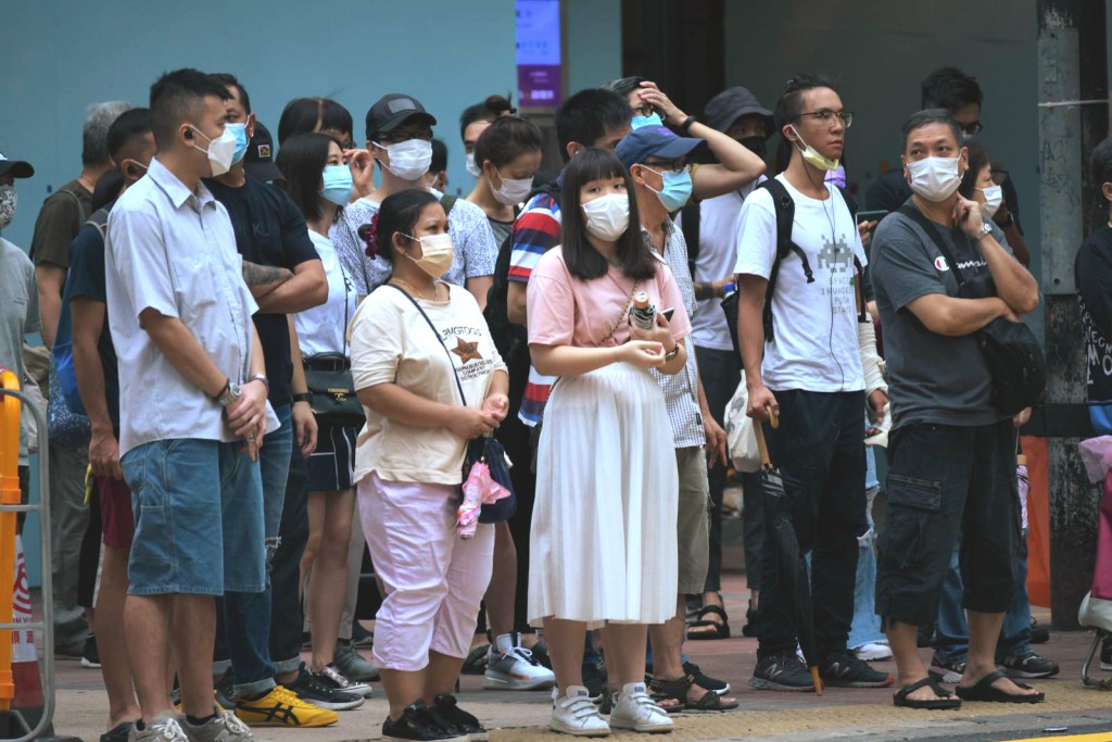 市民出入政府大樓仍需戴口罩。資料圖片