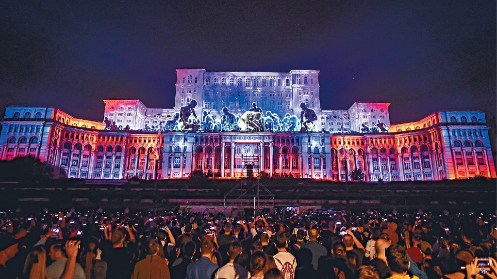罗马尼亚议会宫外墙化身成投影布幕。