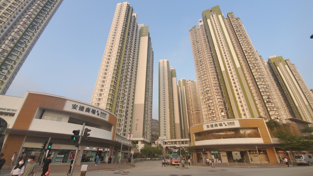安達邨單位外現燒痕嚇煞住戶 警列縱火案追查。資料圖片