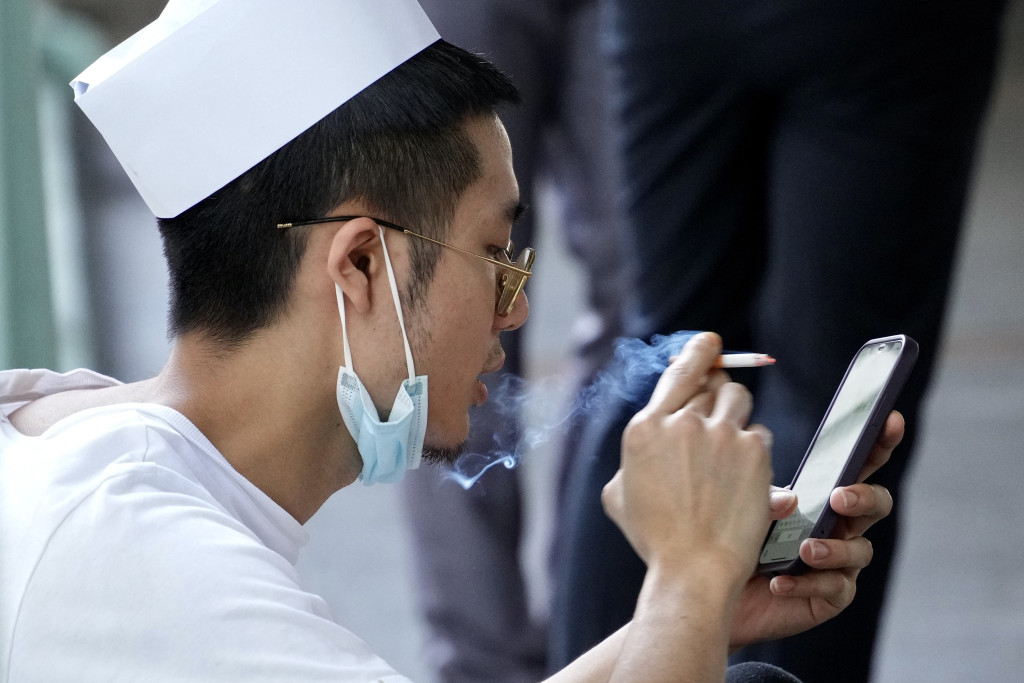 陈肇始认为要推出措施帮助「烟民」戒烟。资料图片