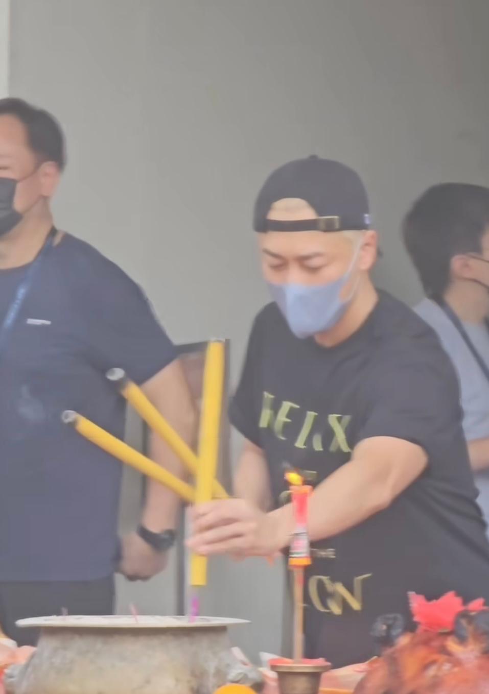 林峯上香祈求演出順利。 林峯上香祈求演出順利。