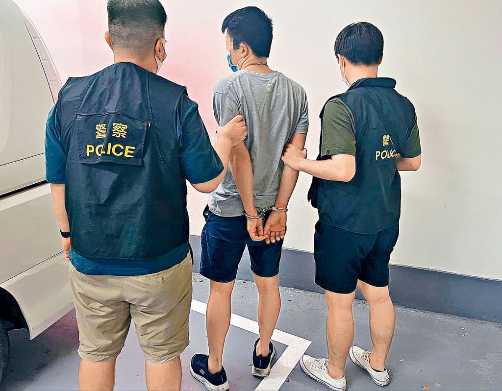姓羅男子涉嫌非禮被帶署扣查。 
